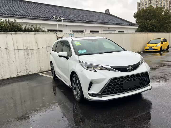 Фото 3 - Toyota Granvia