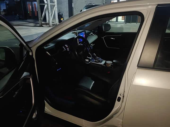 Фото 9 - Toyota RAV4