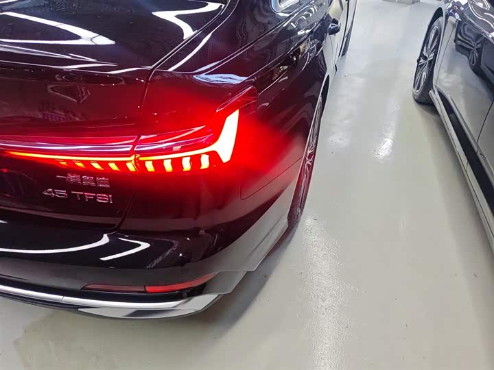 Фото 8 - Audi A6L