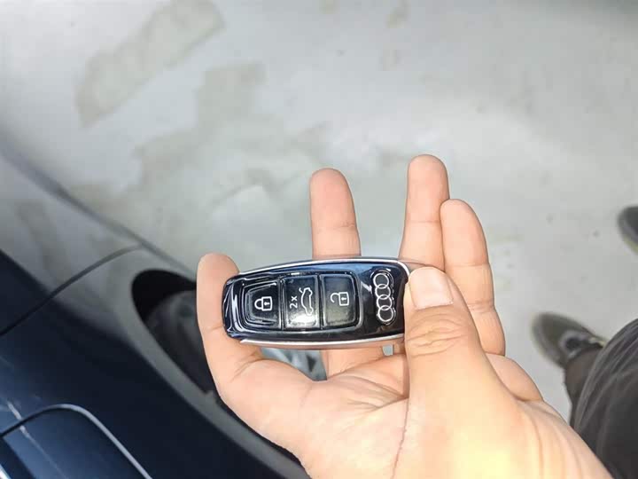 Фото 9 - Audi A6L