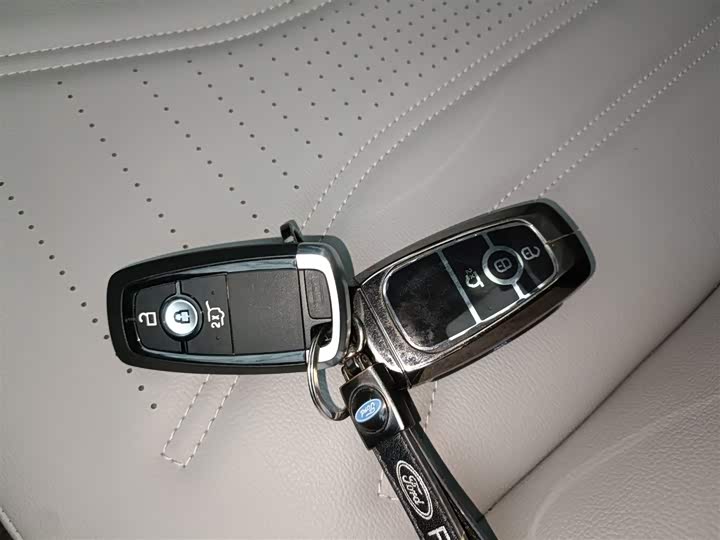 Фото 9 - Ford Escape