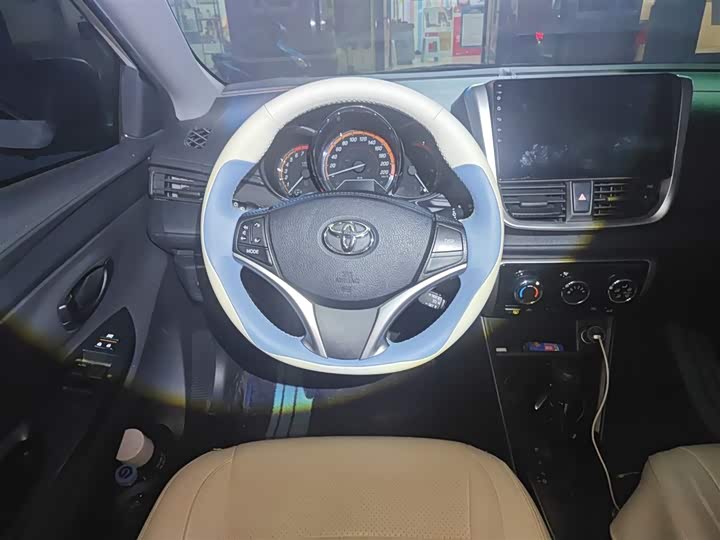 Фото 3 - Toyota Yaris L Hatchback