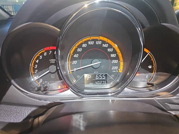 Фото 4 - Toyota Yaris L Hatchback