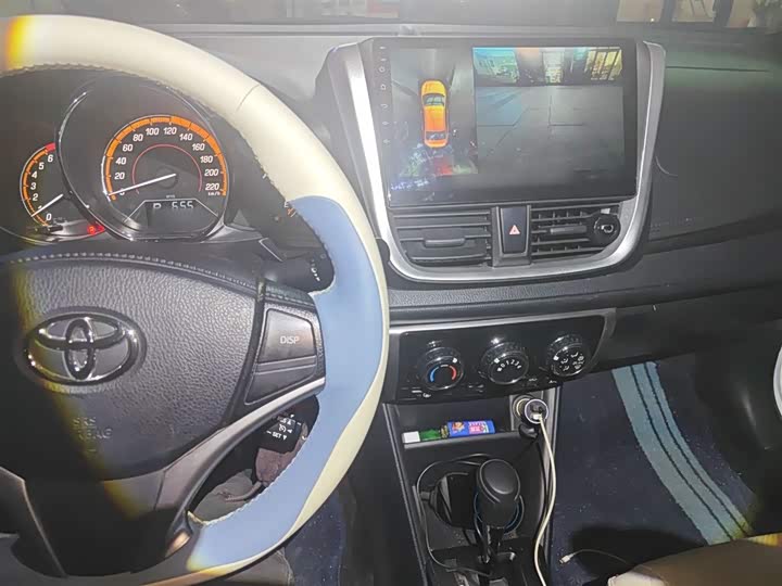 Фото 6 - Toyota Yaris L Hatchback