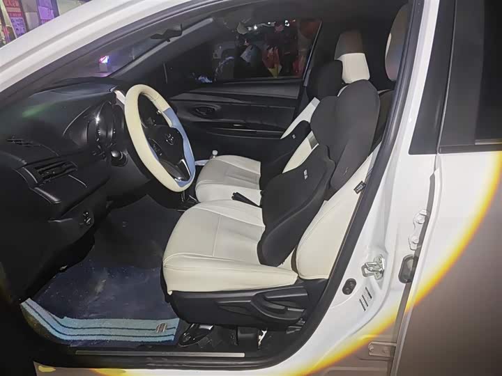 Фото 8 - Toyota Yaris L Hatchback