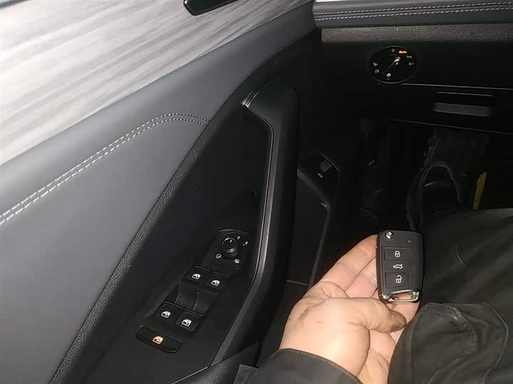 Фото 9 - Volkswagen Sagitar L