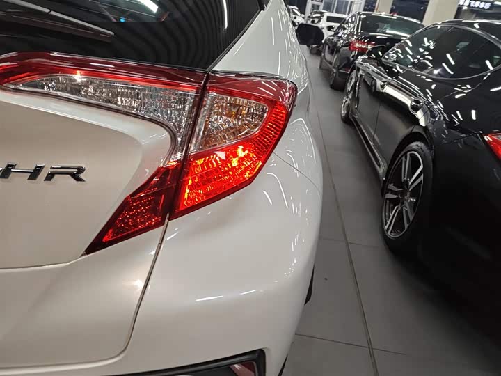 Фото 8 - Toyota C-HR