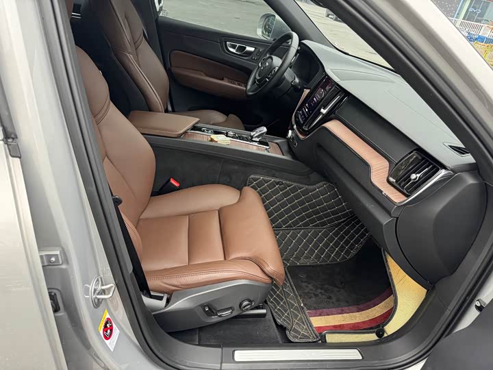 Фото 8 - Volvo XC60