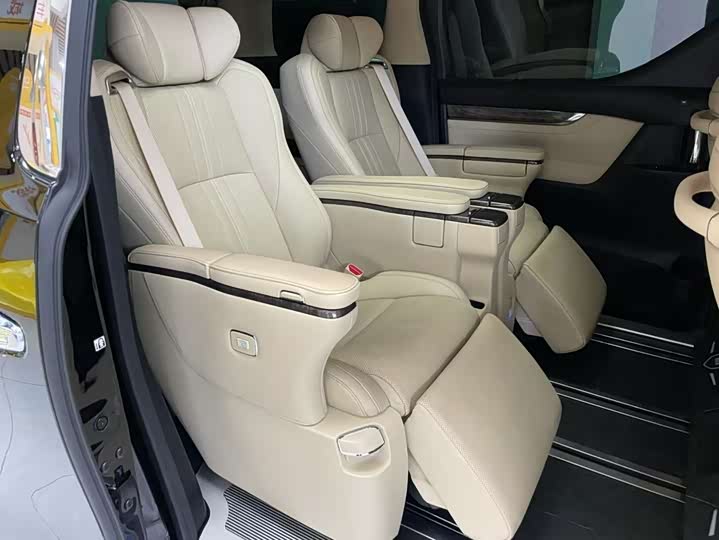 Фото 8 - Toyota Vellfire