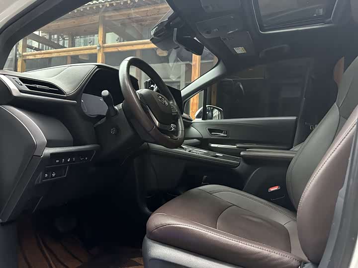 Фото 7 - Toyota Sienna