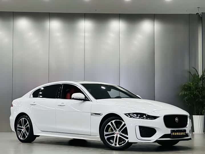 Фото 2 - Jaguar XE L