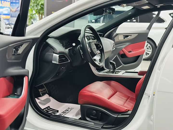 Фото 4 - Jaguar XE L