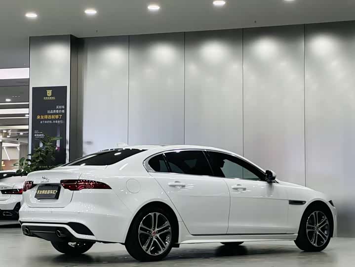 Фото 9 - Jaguar XE L