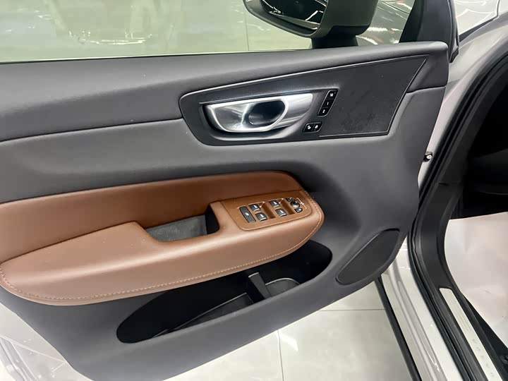 Фото 4 - Volvo XC60