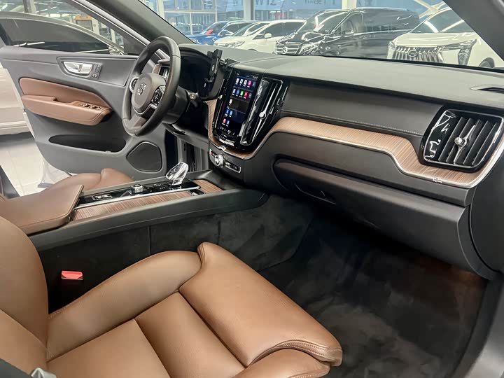 Фото 8 - Volvo XC60