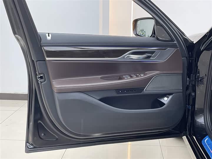 Фото 9 - BMW 7 Series