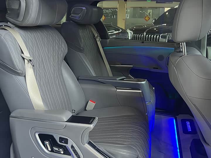 Фото 5 - Toyota Granvia