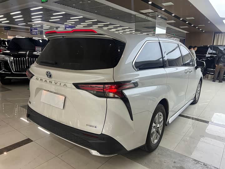 Фото 8 - Toyota Granvia