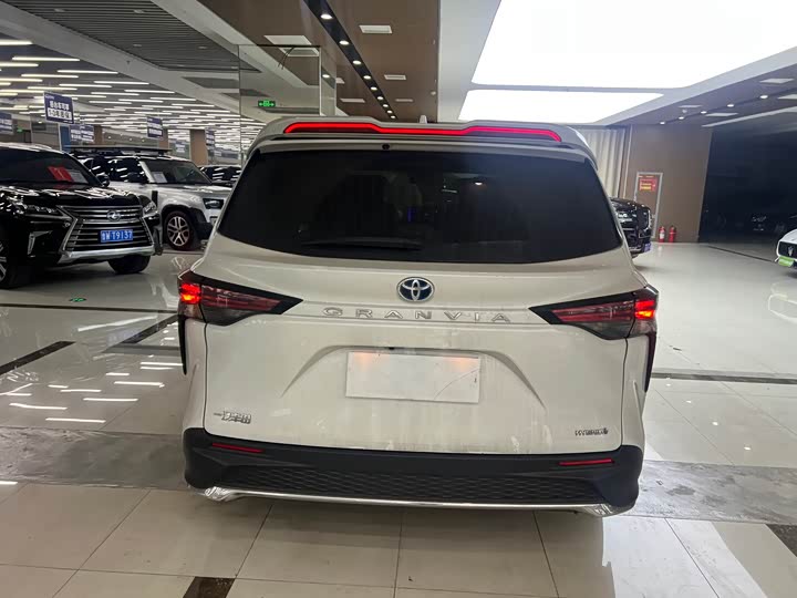 Фото 9 - Toyota Granvia