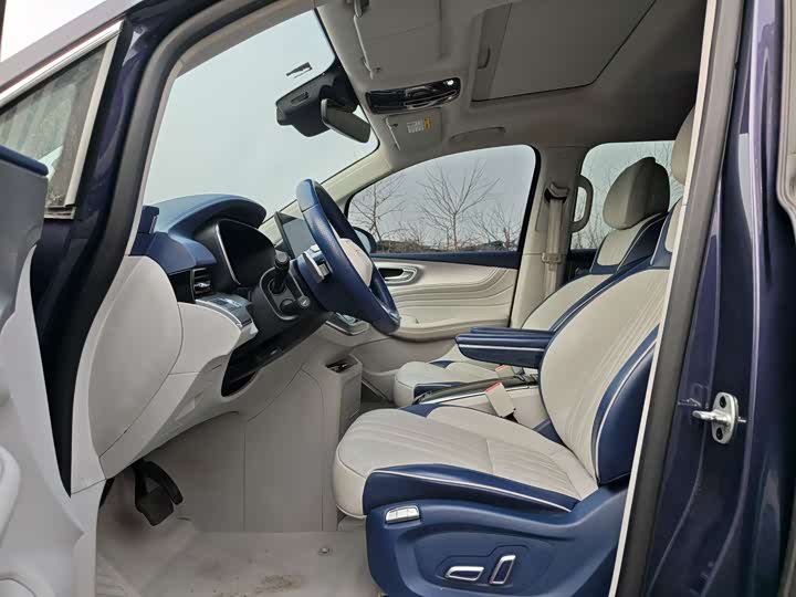 Фото 4 - Roewe iMax 8