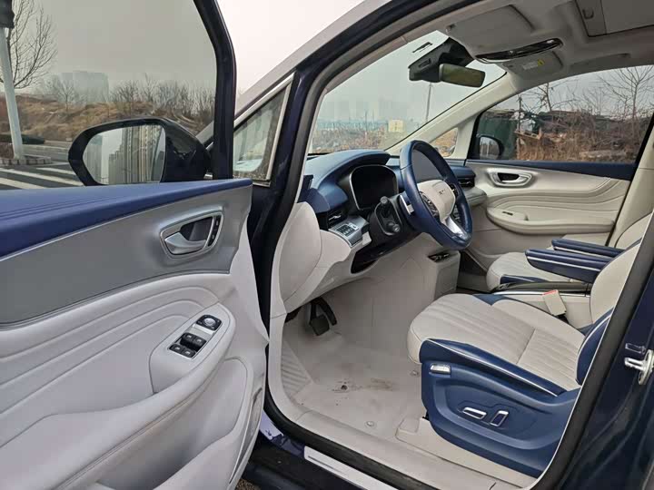 Фото 5 - Roewe iMax 8