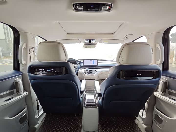 Фото 9 - Roewe iMax 8