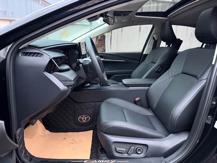 Фото 9 - Toyota Camry