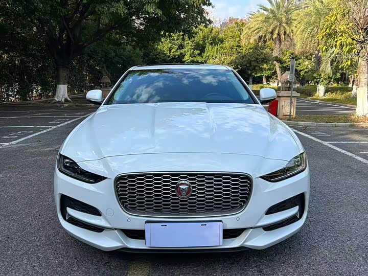 Фото 2 - Jaguar XE L