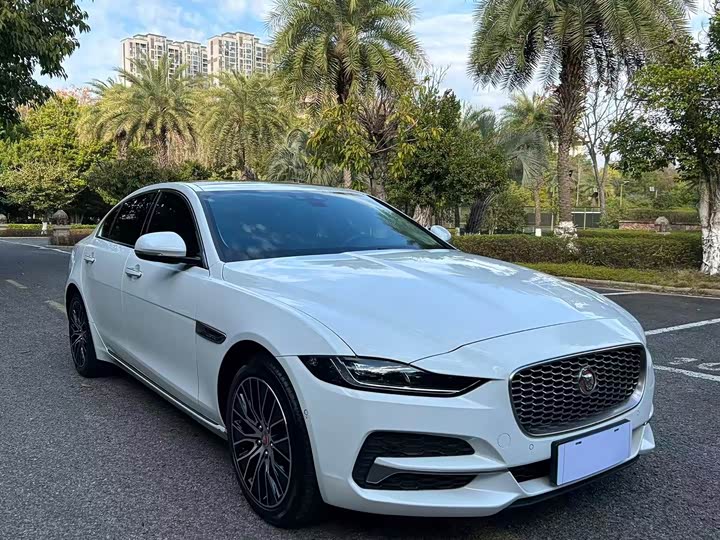 Фото 3 - Jaguar XE L