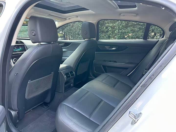 Фото 6 - Jaguar XE L