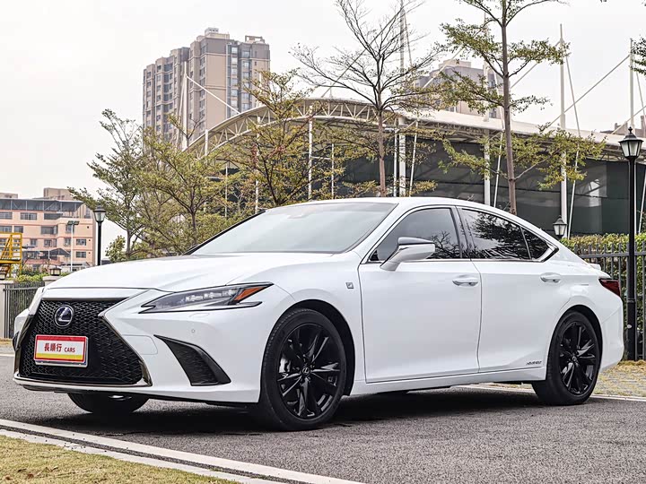 Фото 1 - Lexus ES