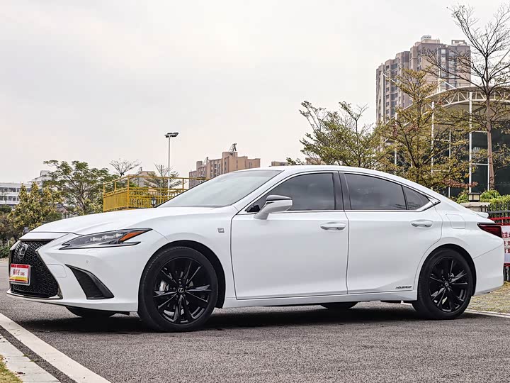 Фото 2 - Lexus ES