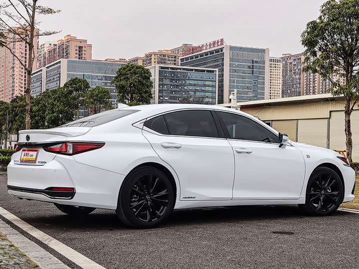 Фото 8 - Lexus ES