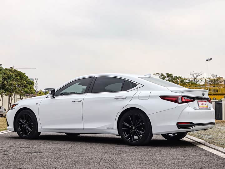 Фото 9 - Lexus ES