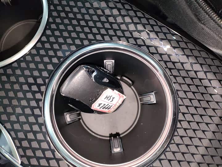 Фото 9 - Hongqi HS3 Hybrid