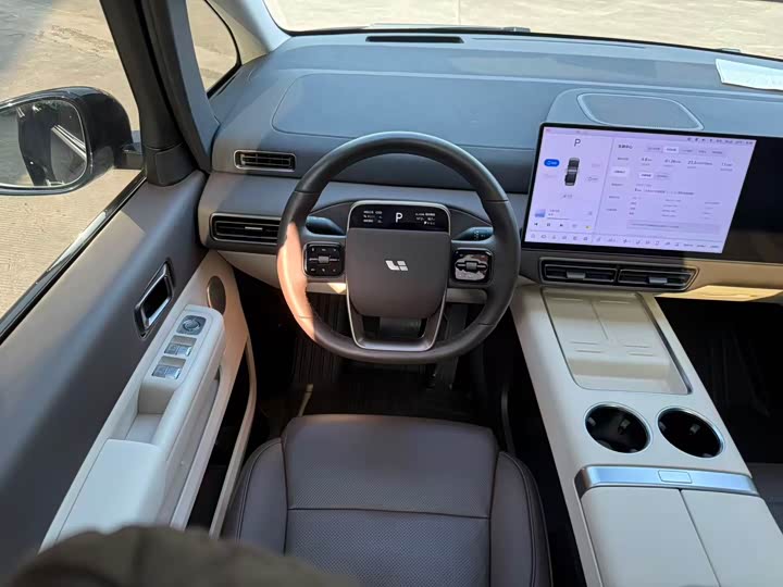 Фото 4 - LiXiang Mega