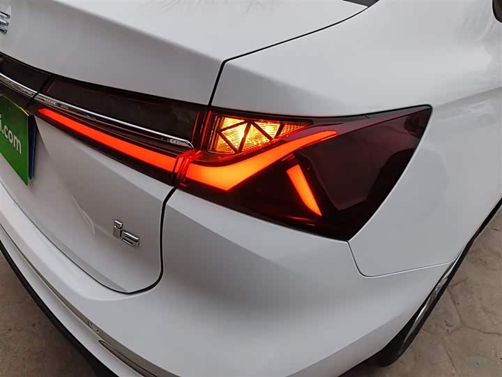 Фото 8 - Roewe i5