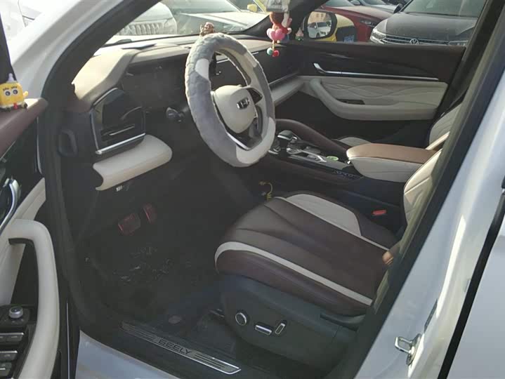 Фото 9 - Geely Monjaro