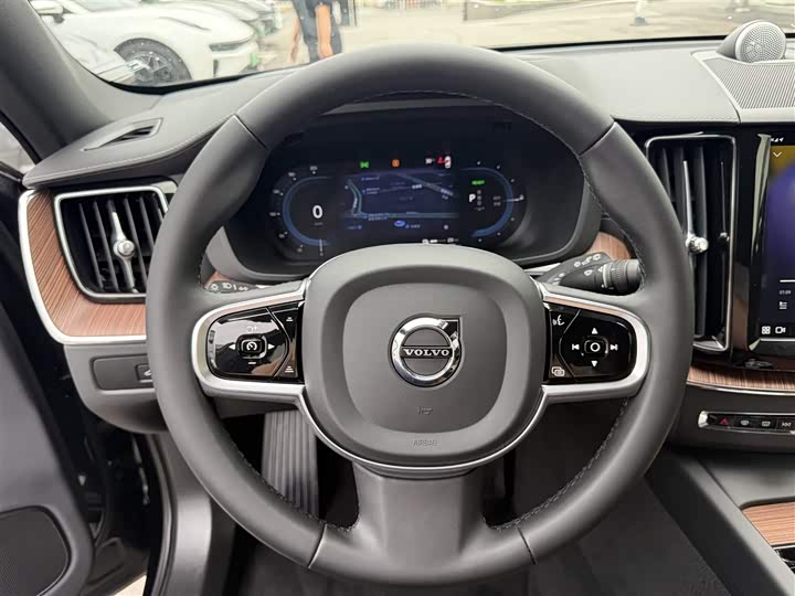 Фото 9 - Volvo XC60 Hybrid