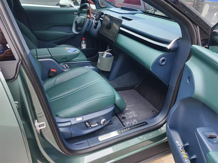 Фото 8 - Zeekr X