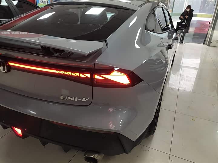Фото 8 - Changan UNI-V
