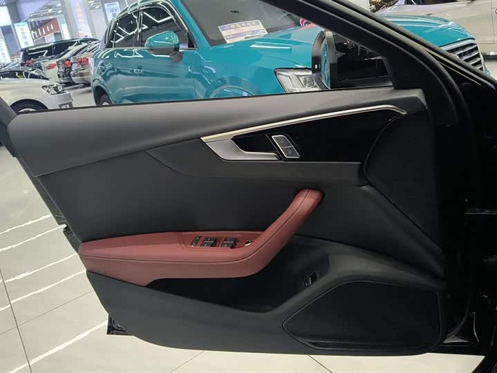 Фото 7 - Audi A4L