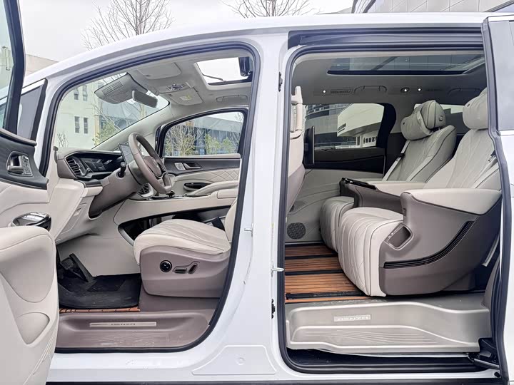 Фото 5 - Denza D9