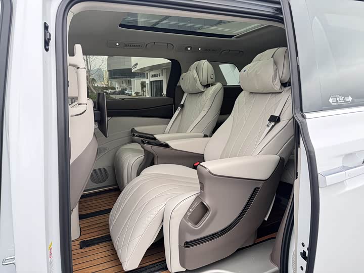 Фото 6 - Denza D9