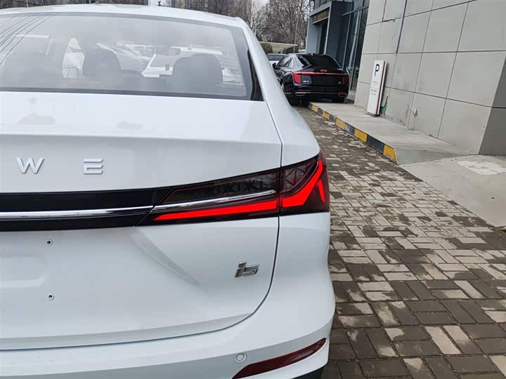 Фото 8 - Roewe i5