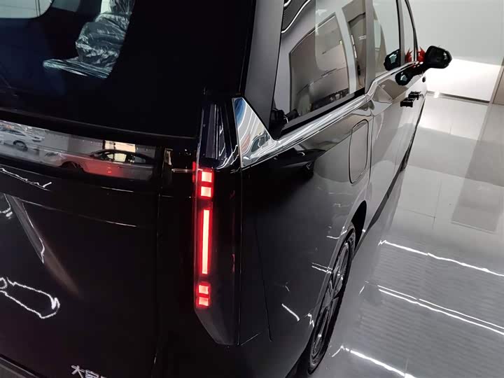 Фото 8 - Maxus Mifa 7