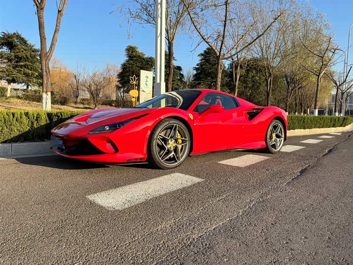 Фото 2 - Ferrari F8