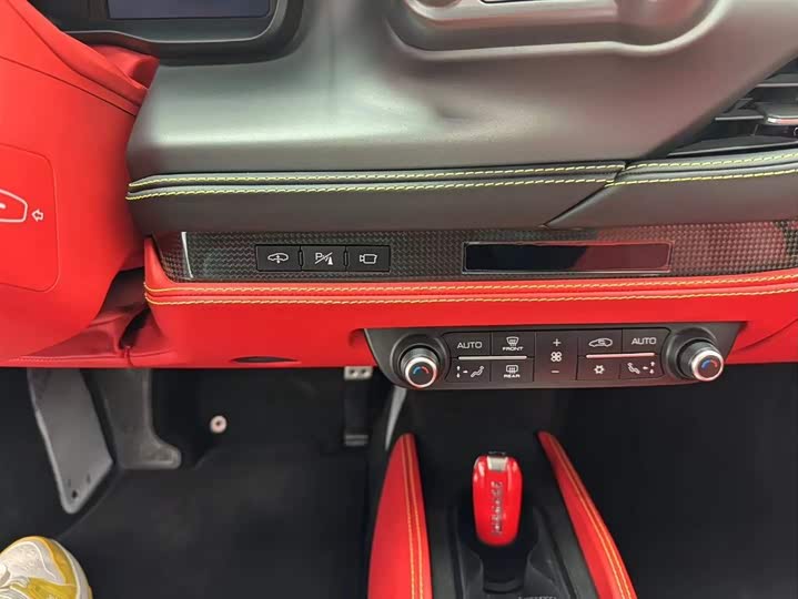 Фото 9 - Ferrari F8