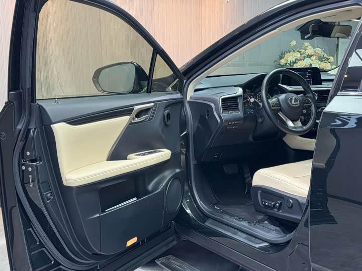 Фото 4 - Lexus RX