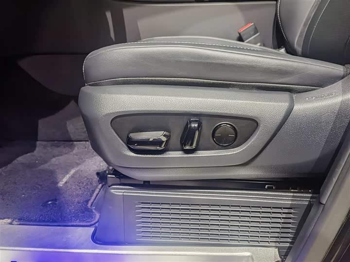 Фото 7 - Lexus LM